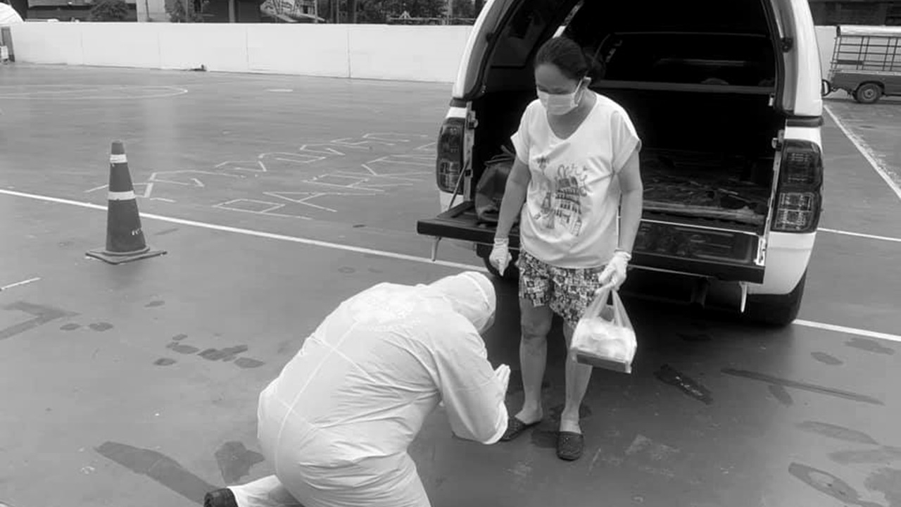 บีบหัวใจ หนุ่มกู้ภัยสูญเสียแม่จากโควิด ขณะออกไปช่วยเหลือผู้ป่วยคนอื่น