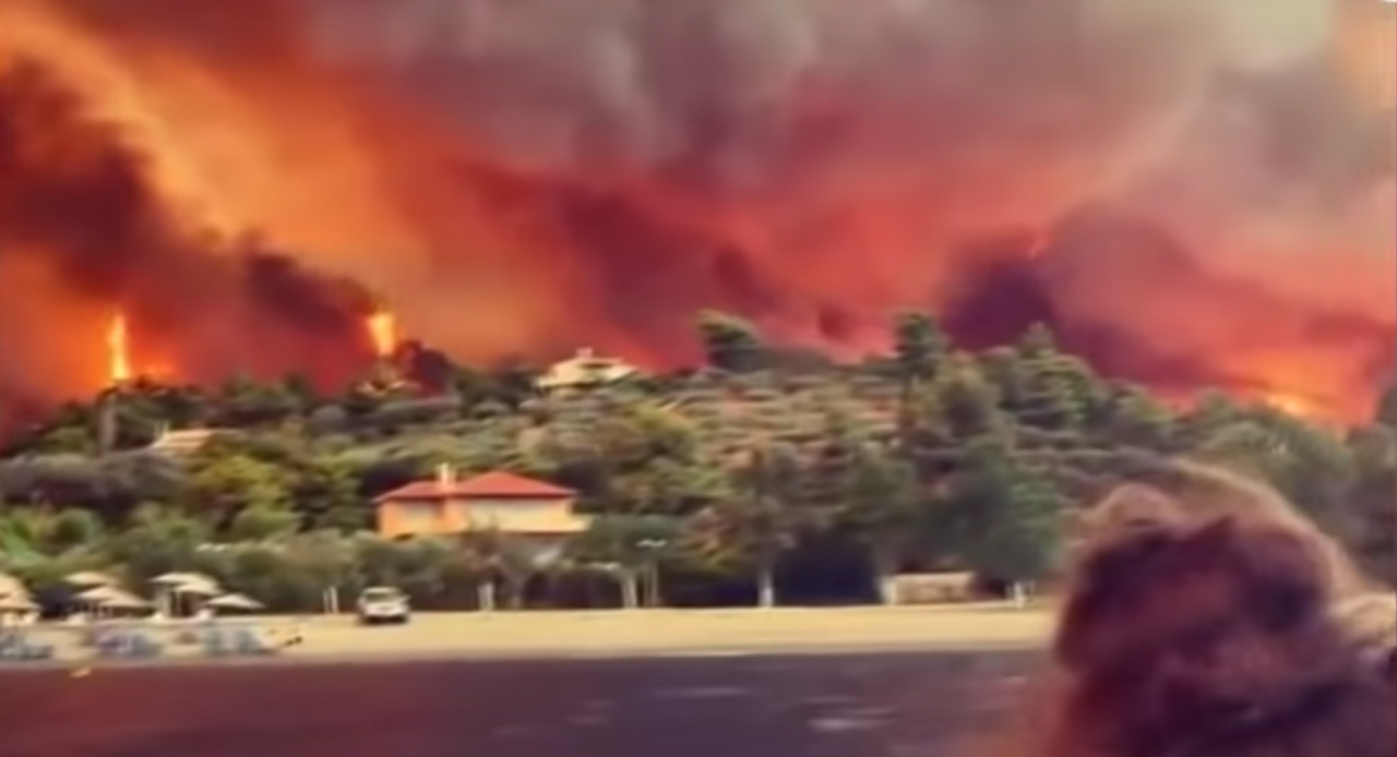 สุดสะพรึง กรีซเผชิญไฟป่าครั้งใหญ่ จากอิทธิพลคลื่นความร้อน (คลิป)