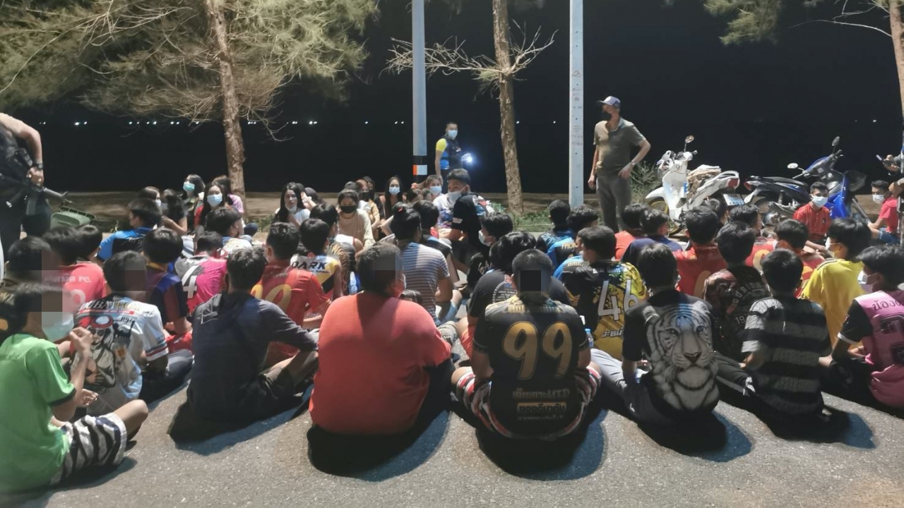 วัยรุ่นสงขลาไม่สนเคอร์ฟิว รวมกลุ่ม 61 คน เป่าเค้กวันเกิดริมหาด