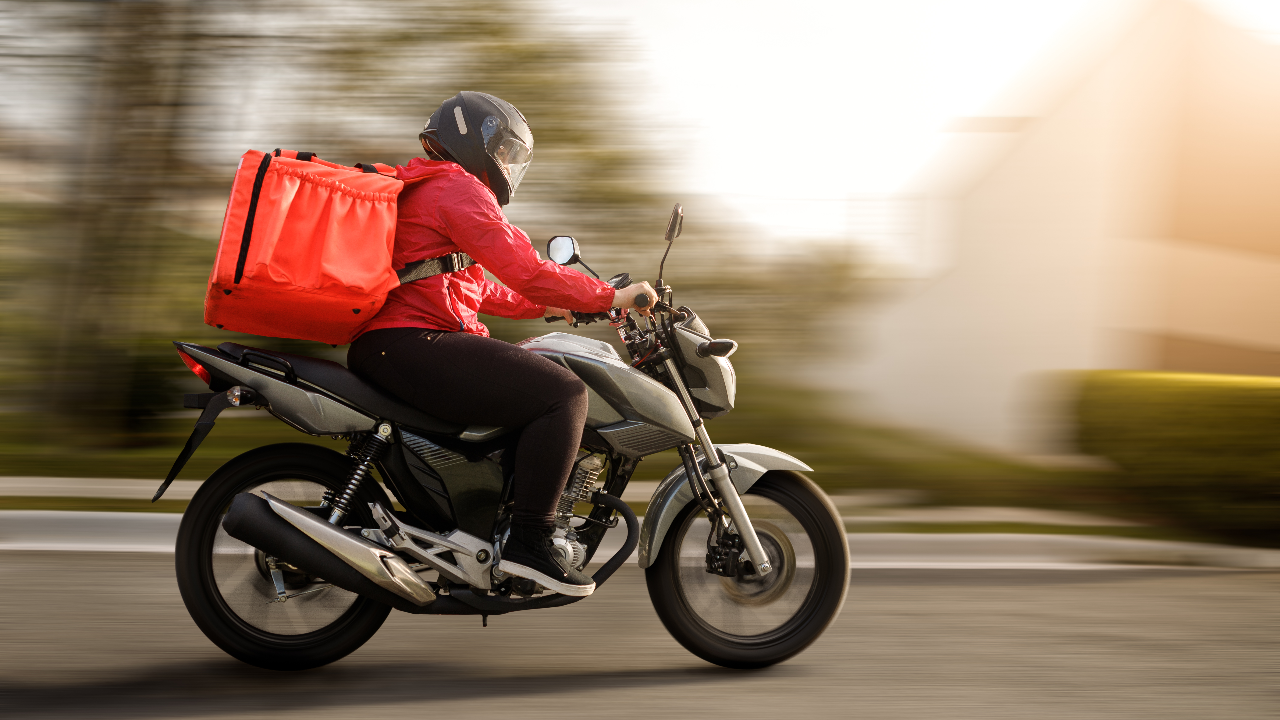 ประชาชนจิตอาสาร่วมเป็น “ซุปเปอร์ไรเดอร์” ส่งยาด่วนถึงบ้านผู้ป่วยโควิด กทม.