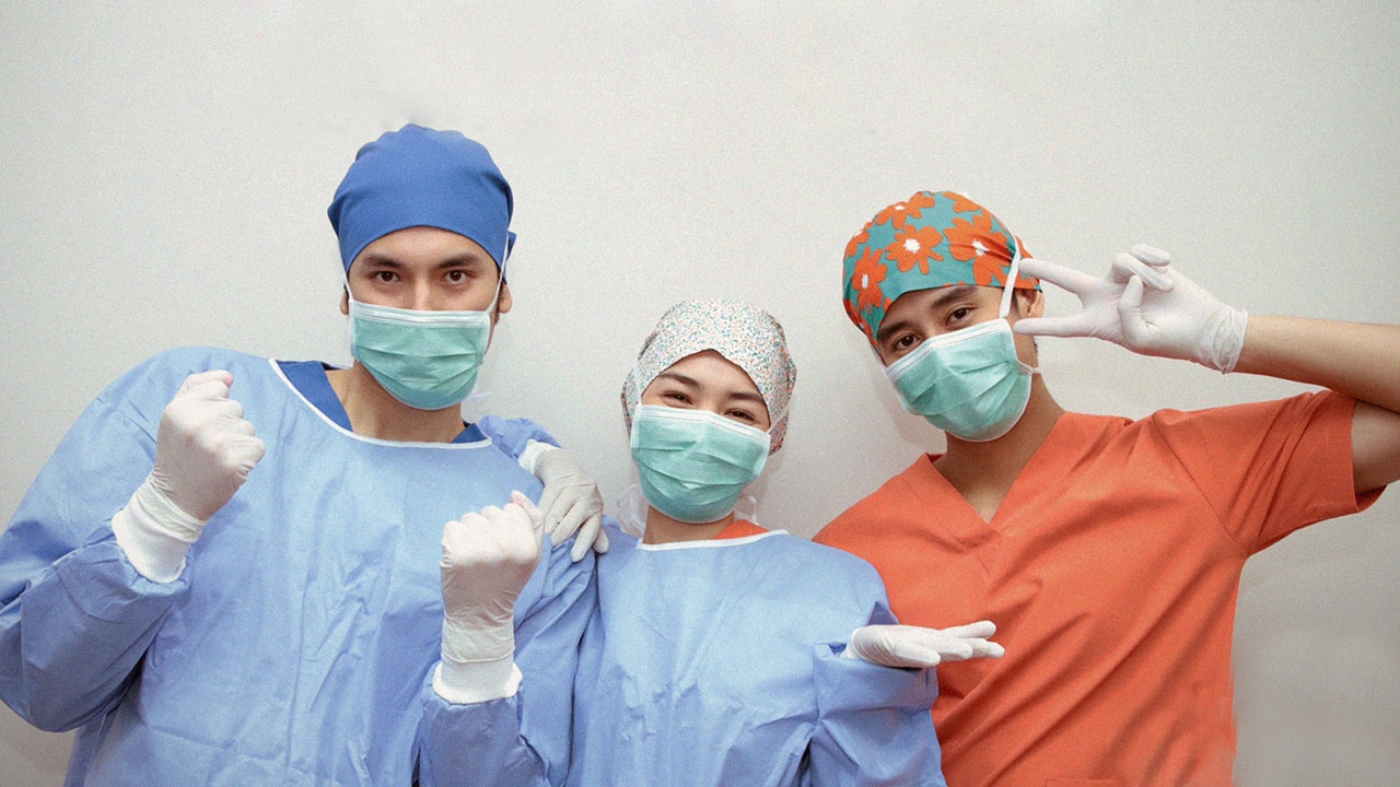 "บอม-มิ้นท์-มิล" สวมบทหมอใน "พฤษภา-ธันวา รักแท้แค่เกิดก่อน" ส่งกำลังใจนักรบชุดขาว