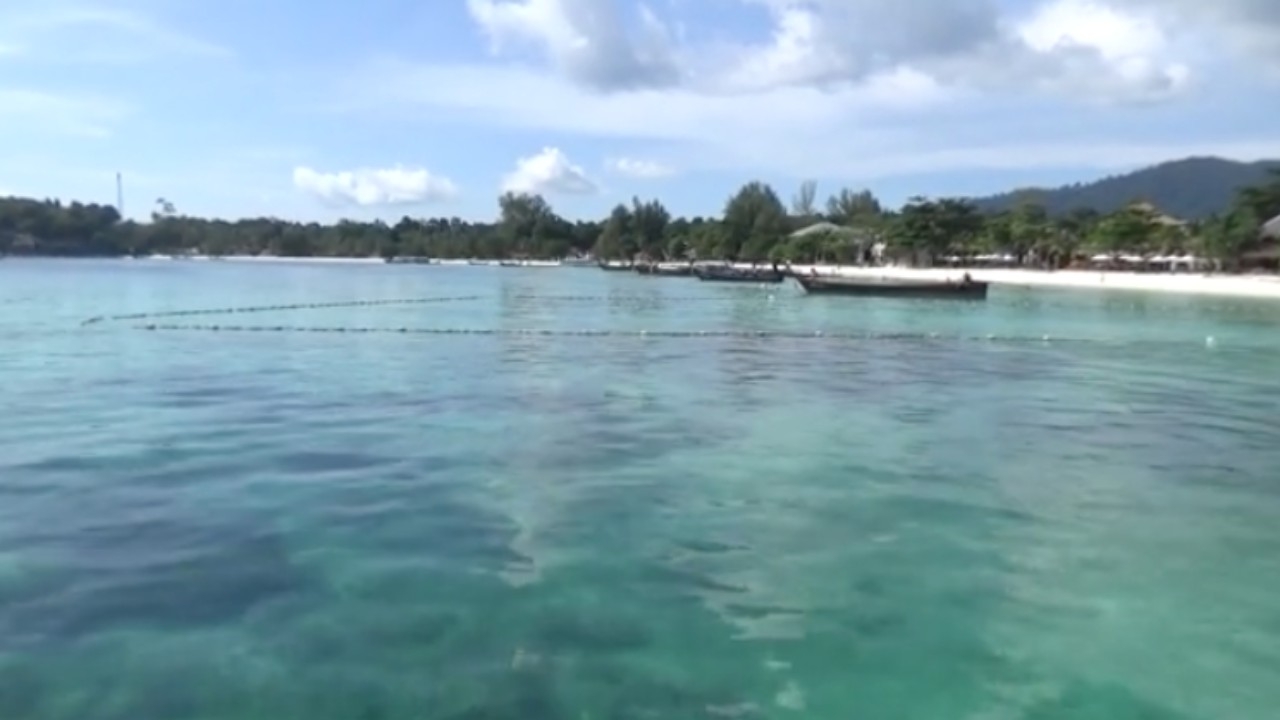 ล็อกดาวน์ 2 ชุมชนบนเกาะหลีเป๊ะหลังพบโควิด 32 ราย จ่อยกระดับคุมคนเข้าออก