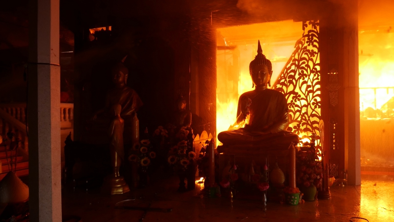 ไฟไหม้กุฏิไม้ทรงไทย วัดใหม่สะพานสูง อ.บ้านแหลม เสียหายนับล้าน (คลิป)