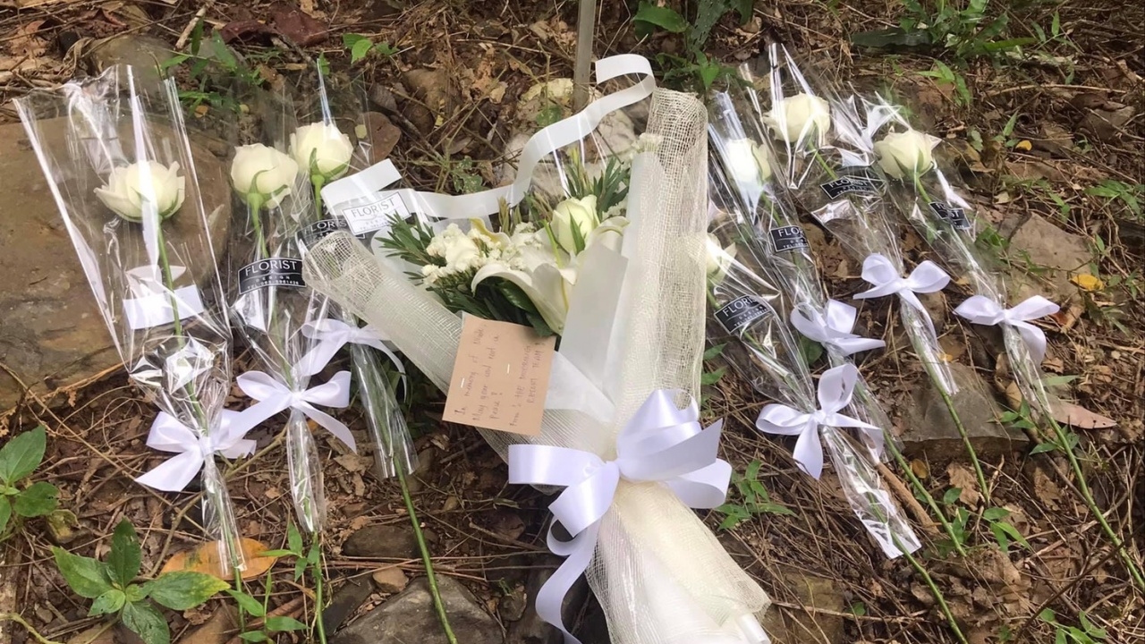 ชาวภูเก็ต ร่วมวางช่อดอกไม้แสดงความอาลัย นักท่องเที่ยวสาวถูกฆ่าเสียชีวิต