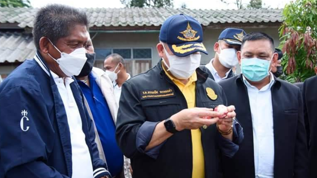 “ธรรมนัส” ลุยเมืองคอน ควักกระเป๋าซื้อมังคุด 20 ตัน พยุงชาวสวนภาคใต้