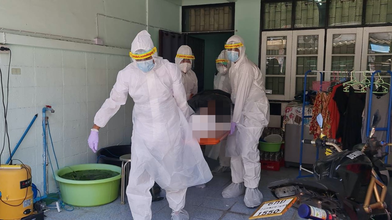 สลด หญิงวัย 60 นั่งตายมือยังกำซองยา โดนกักตัวหลังลูกติดโควิดดับ