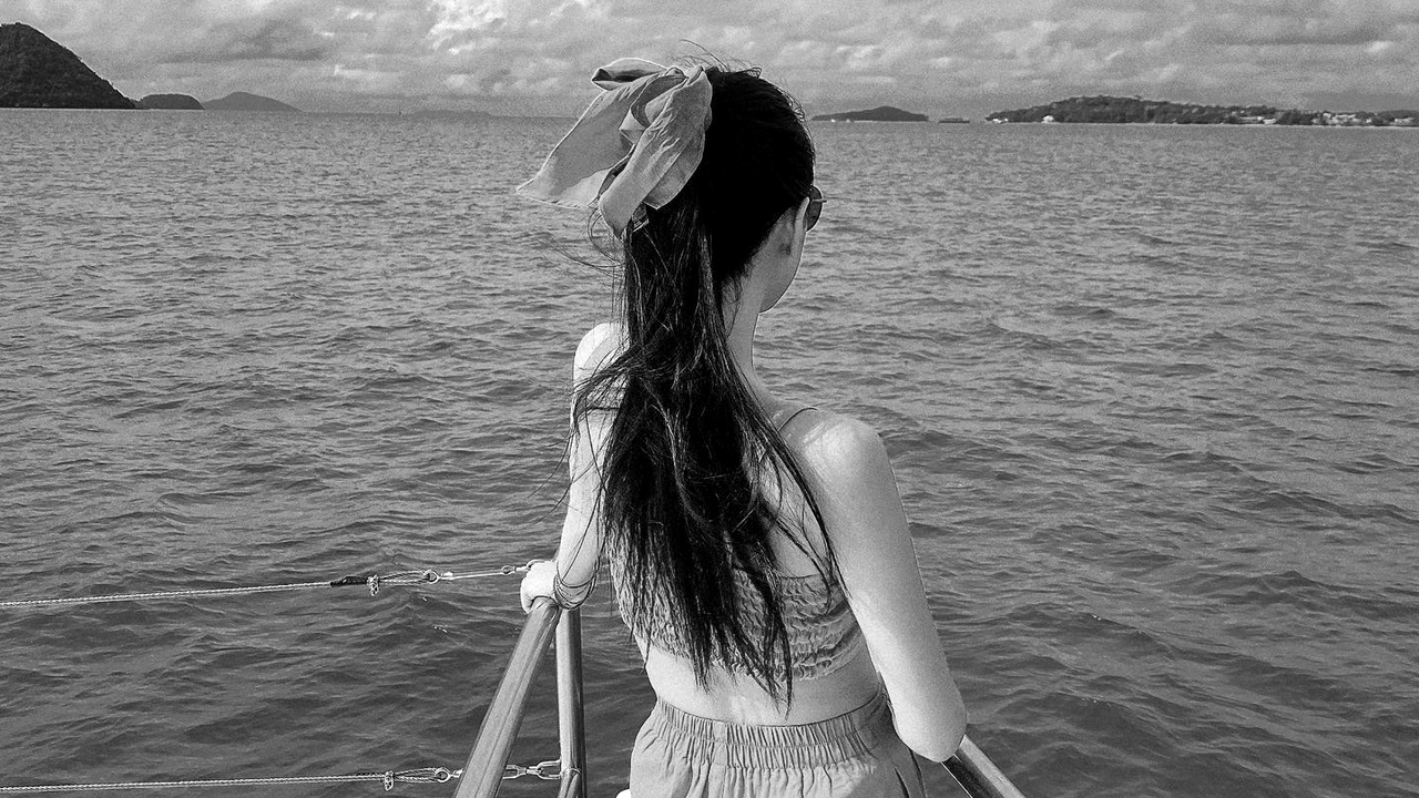 คนร่วมอาลัย "พิม" แฟนสาวของ "ทอยทอย ธนภัทร" โดนแทงเสียชีวิต