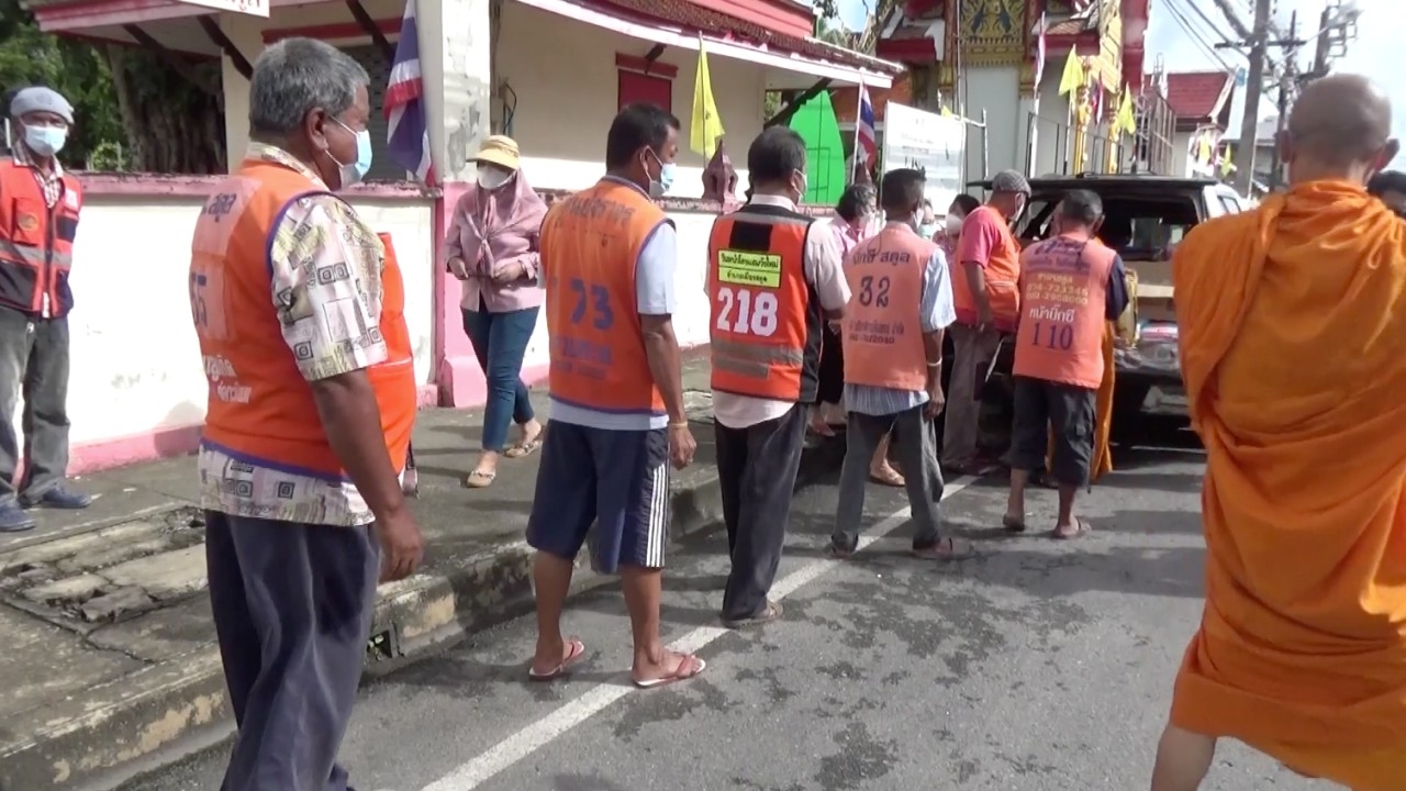 พระวัดชนาธิปเฉลิม นำข้าวสารอาหารแห้ง แจก จยย.วิน-ชาวบ้านกักตัวช่วงโควิด (คลิป)