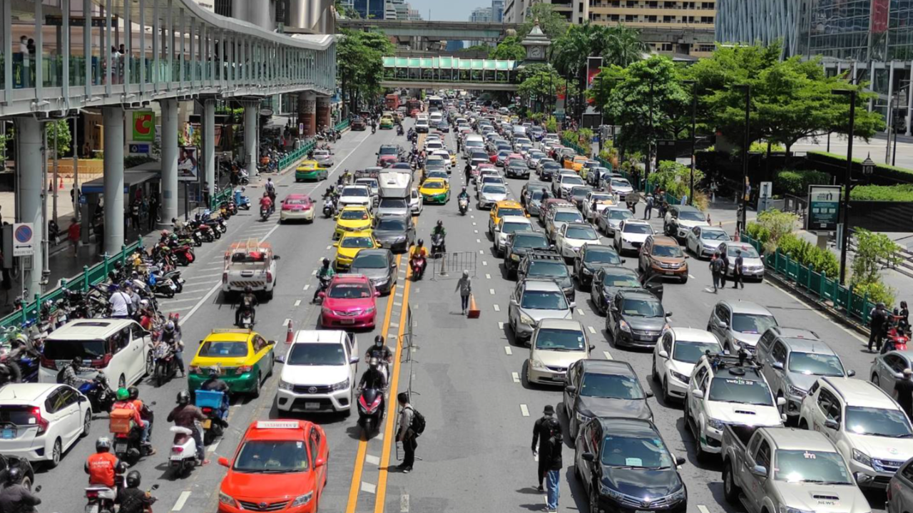 รถยนต์จอดต่อแถว 4 เลน แนวร่วมธรรมศาสตร์ฯ เผยเคลื่อนขบวนคาร์ม็อบบ่าย 2