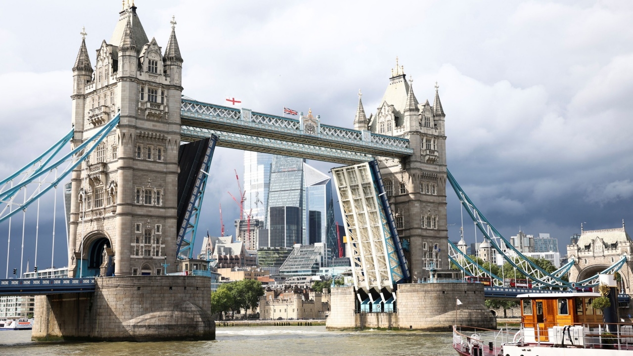 เอาอีกแล้ว สะพานทาวเวอร์บริดจ์เก่าแก่กว่า 100 ปีขัดข้องเอาลงไม่ได้