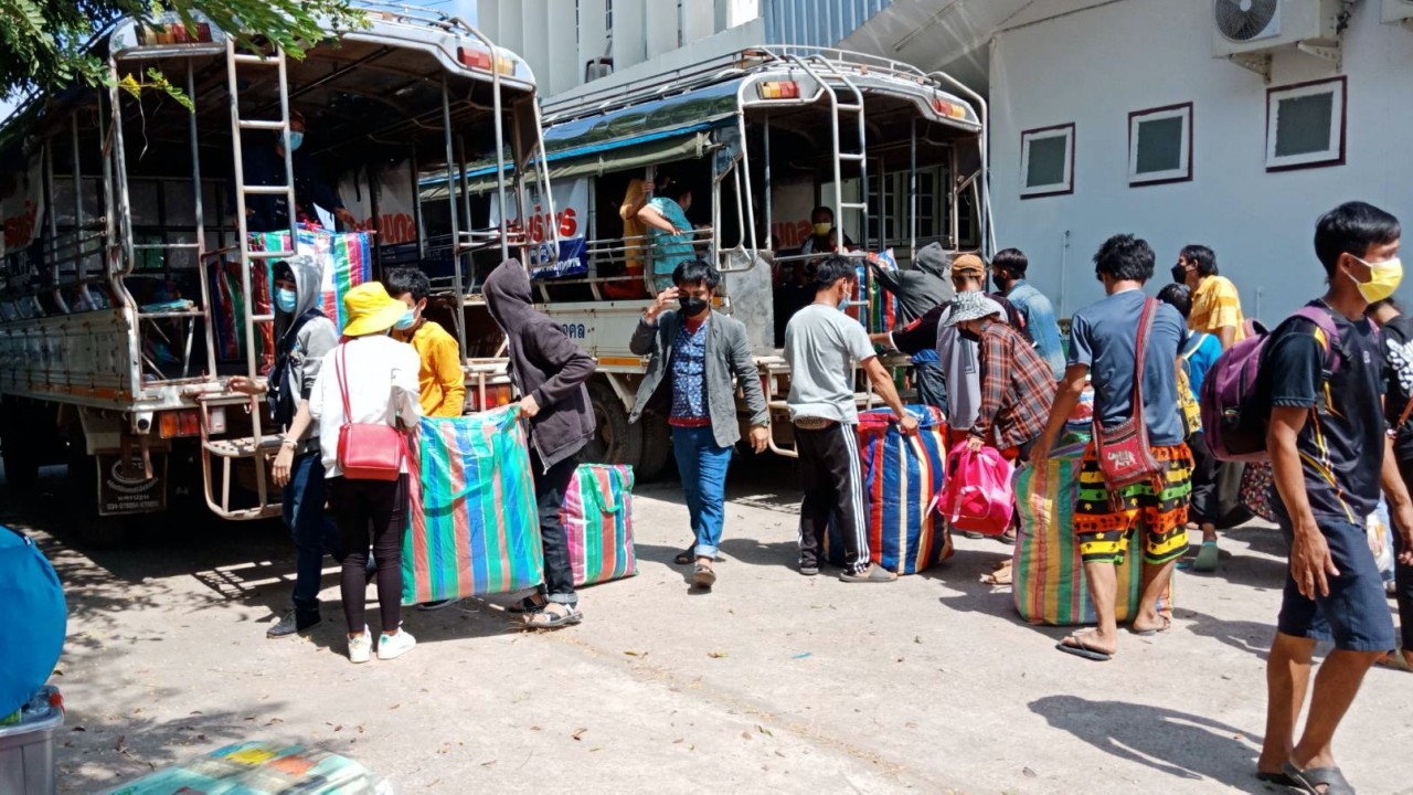 แรงงานลาวตกค้างเพียบ แน่นศูนย์พักคอยมุกดาหาร รอข้ามฝั่งกลับประเทศ