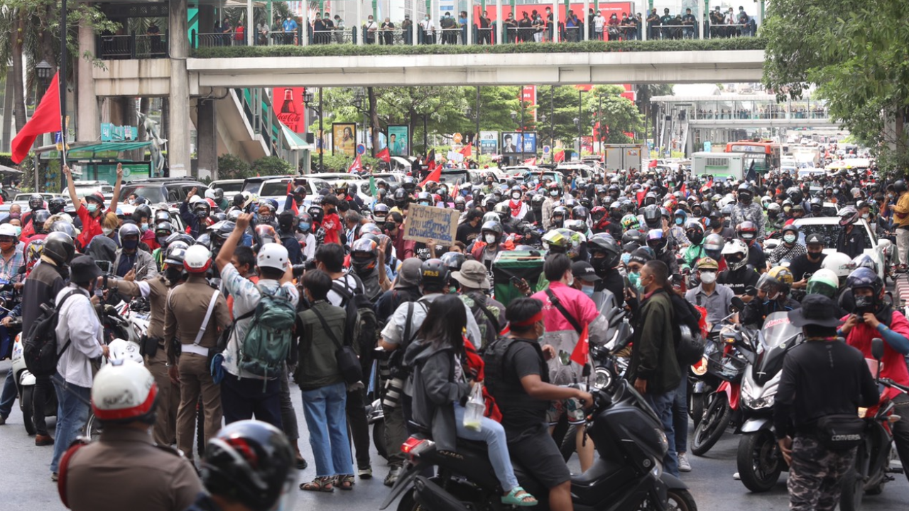 คาร์ม็อบราชประสงค์เคลื่อนขบวนแล้ว “ตี้ พะเยา” นำทีม ปักหมุดจุดหมายแรก (คลิป)