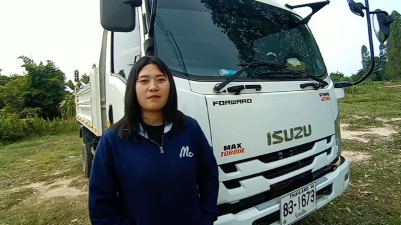 โควิดโรงเรียนปิด สาวน้อยวัย 18 ออกรับจ้างขับรถดัมพ์ ทดแทนพระคุณปู่ 