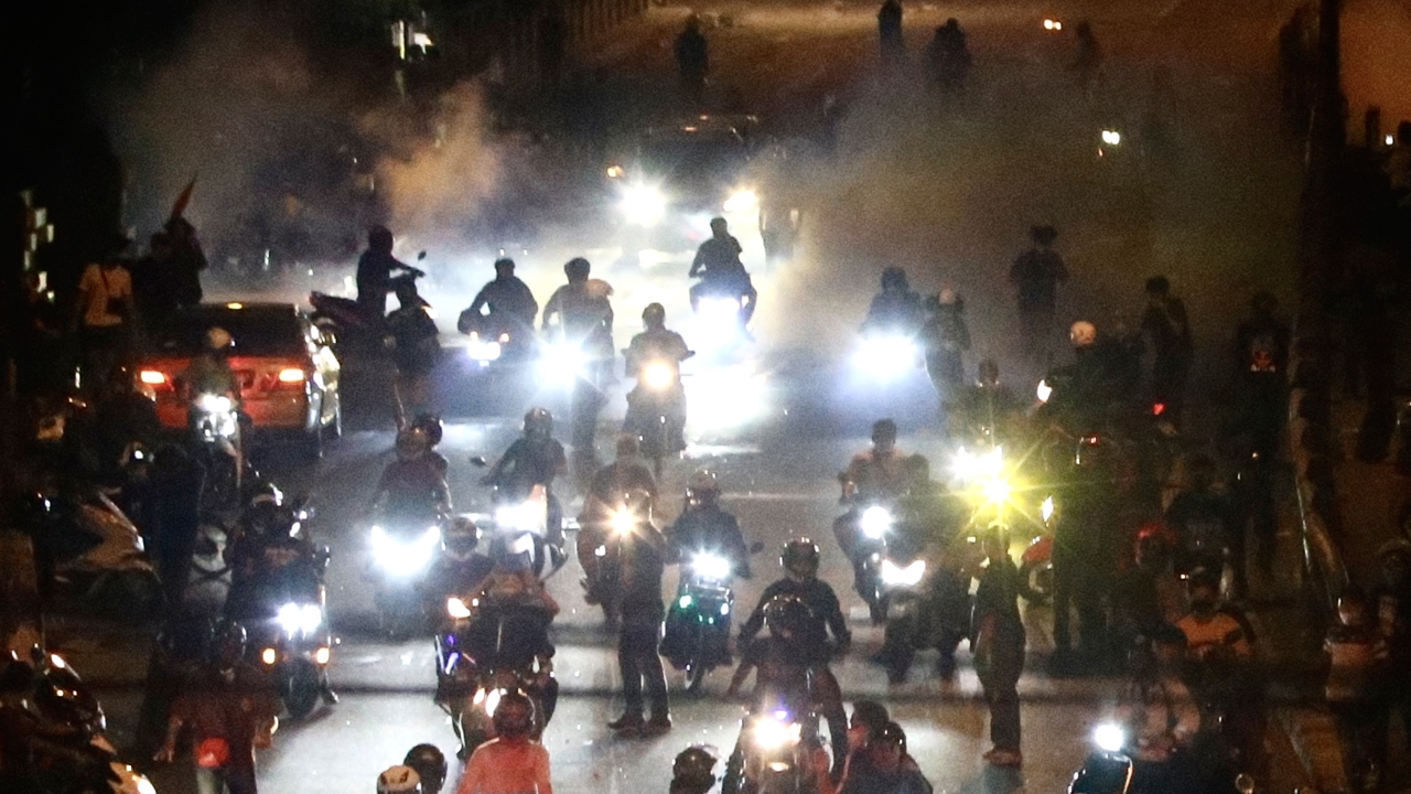 จุดแฟลตดินแดงยังมีการปะทะกันเกิดขึ้นต่อเนื่อง พบตำรวจบาดเจ็บแล้ว 2 นาย