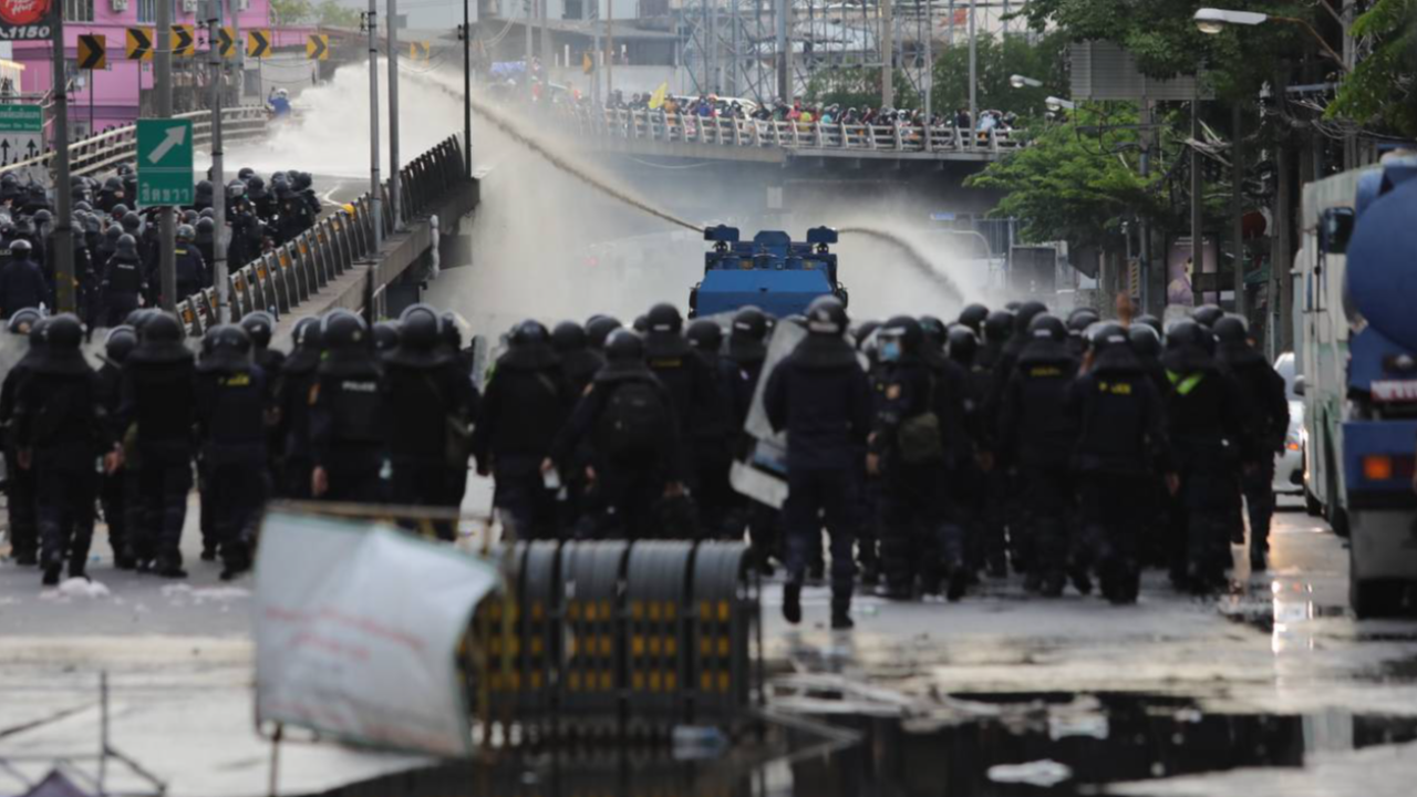 ปะทะเดือด ทั้งแก๊สน้ำตา กระสุนยาง พลุ ตำรวจเผยถูกยิงด้วยกระสุนจริงบาดเจ็บ (คลิป)