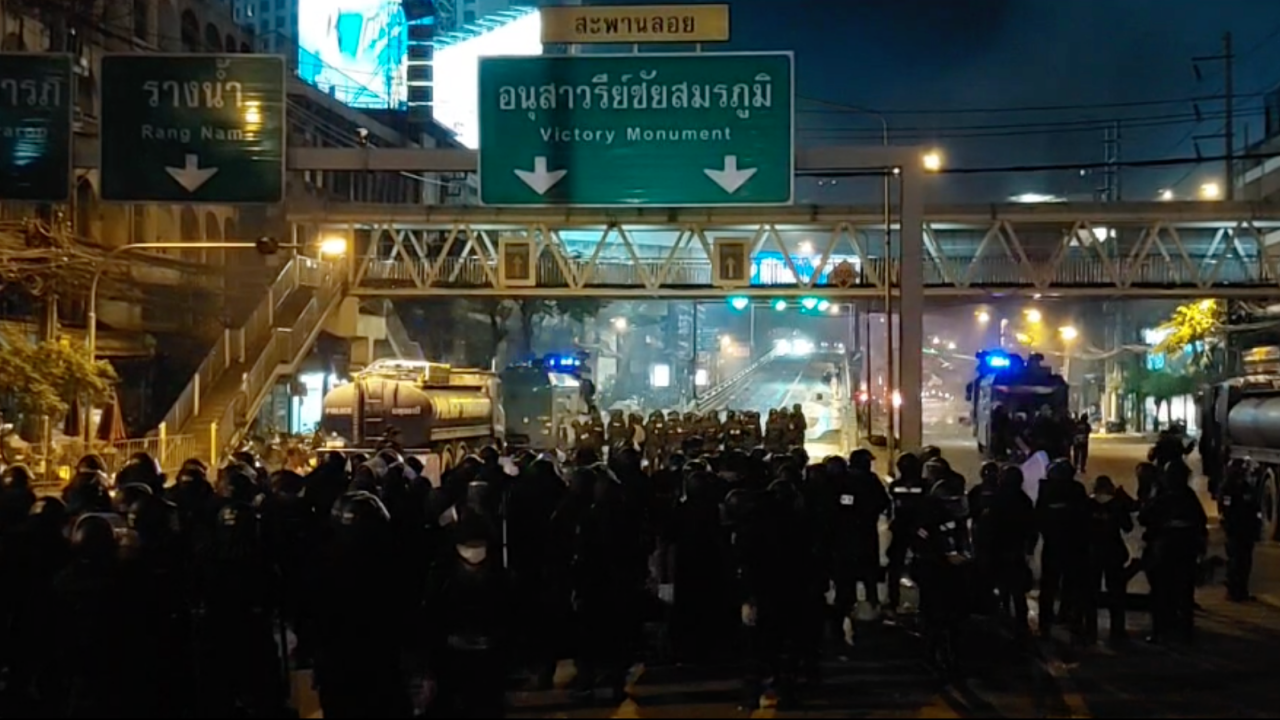 เจ้าหน้าที่ตรึงกำลังทั้งหมด กระชับพื้นที่ดันผู้ชุมนุม ถอยถึงอนุสาวรีย์ชัยแล้ว
