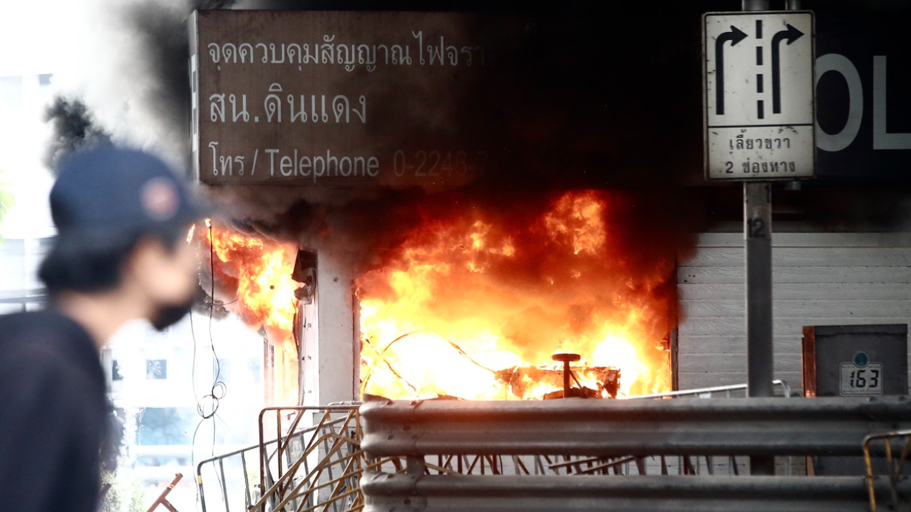 เผาป้อมตำรวจ แยกดินแดง วอด ตร.เร่งนำ "รถจีโน่" เข้าดับเพลิง (คลิป)