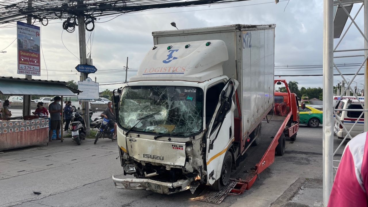 ระทึก บรรทุก 4 ล้อหักหลบรถพ่วง ชนสยอง จยย. รถเข็นขายของ ดับ 3 เจ็บ 4