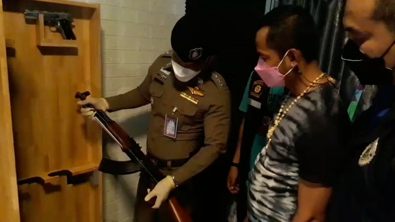 ตร.เมืองคอน รวบ "บังแจ็ค" พ่อค้าปืน ยึด อาก้า ปืนสั้น กับกระสุนเพียบ (คลิป)