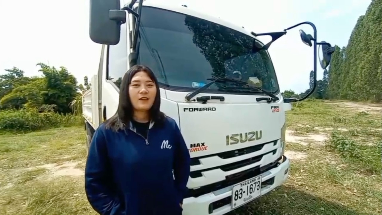 โควิดเปลี่ยนชีวิต สาว ม.ปลาย ขับรถดัมพ์ขนดินหาเงิน ช่วงว่างเรียนออนไลน์ (คลิป)