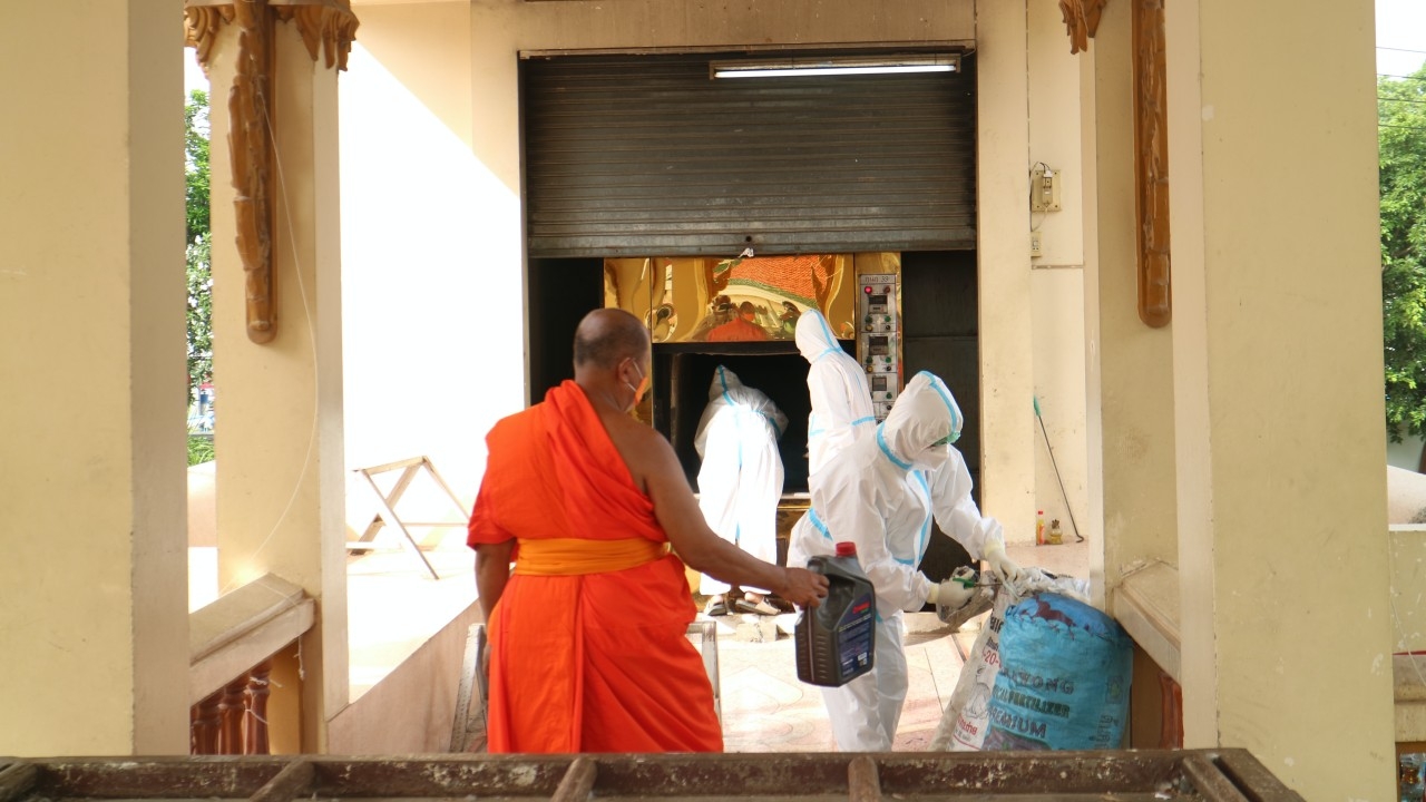 วัดท่าหลวงเผาศพโควิด จนเมรุไฟฟ้าพัง ต้องเอาถ่านไม้มาเผาจนเสร็จ