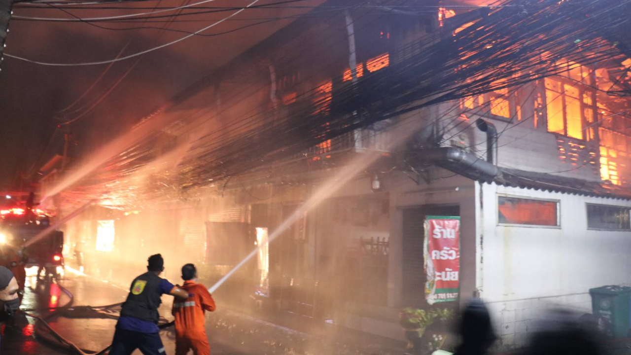 เพลิงไหม้ตึกแถว 2 ชั้น กลางเมืองโคราช วอด 5 คูหา คาดไฟฟ้าลัดวงจร