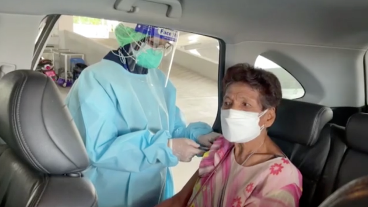 โควิดปัตตานีพุ่ง 219 ราย ผู้สูงอายุแห่รับบริการ ฉีดวัคซีนบนรถมากขึ้น