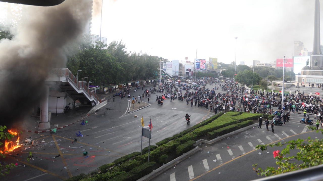 ม็อบ "เยาวชนปลดแอก"บางส่วน ยังอยู่อนุสาวรีย์ชัยสมรภูมิ หลังยุติชุมนุม