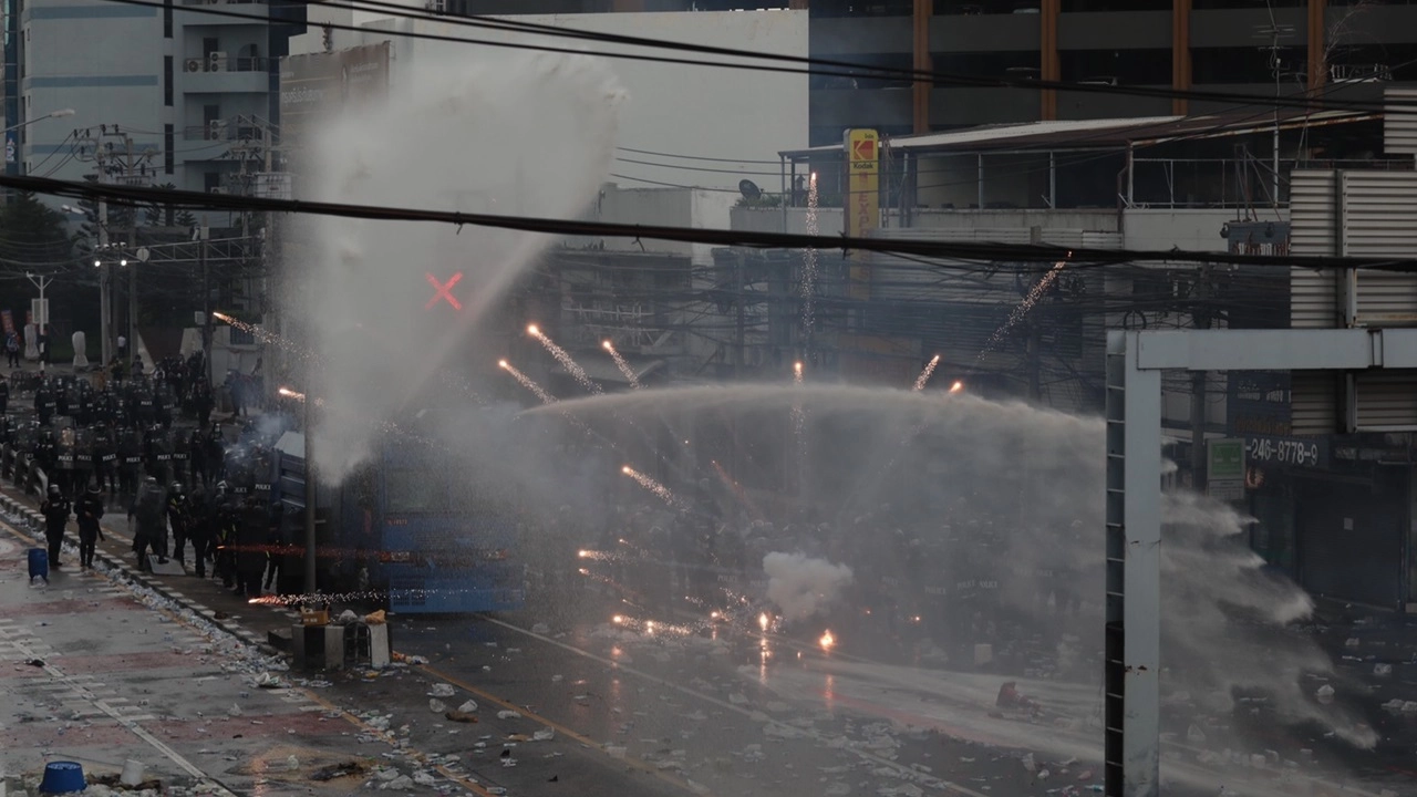 ประมวลภาพ เจ้าหน้าที่นำรถน้ำจีโน่มาจาก 2 ฝั่ง ฉีดใส่ผู้ชุมนุมม็อบ 7 สิงหา