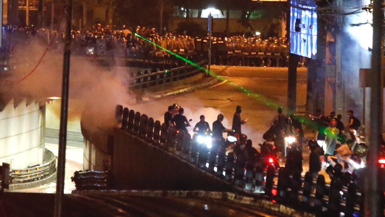 อีก 1 ชั่วโมงเคอร์ฟิว แต่มวลชนยังปะทะกับตำรวจอย่างต่อเนื่องที่แยกดินแดง