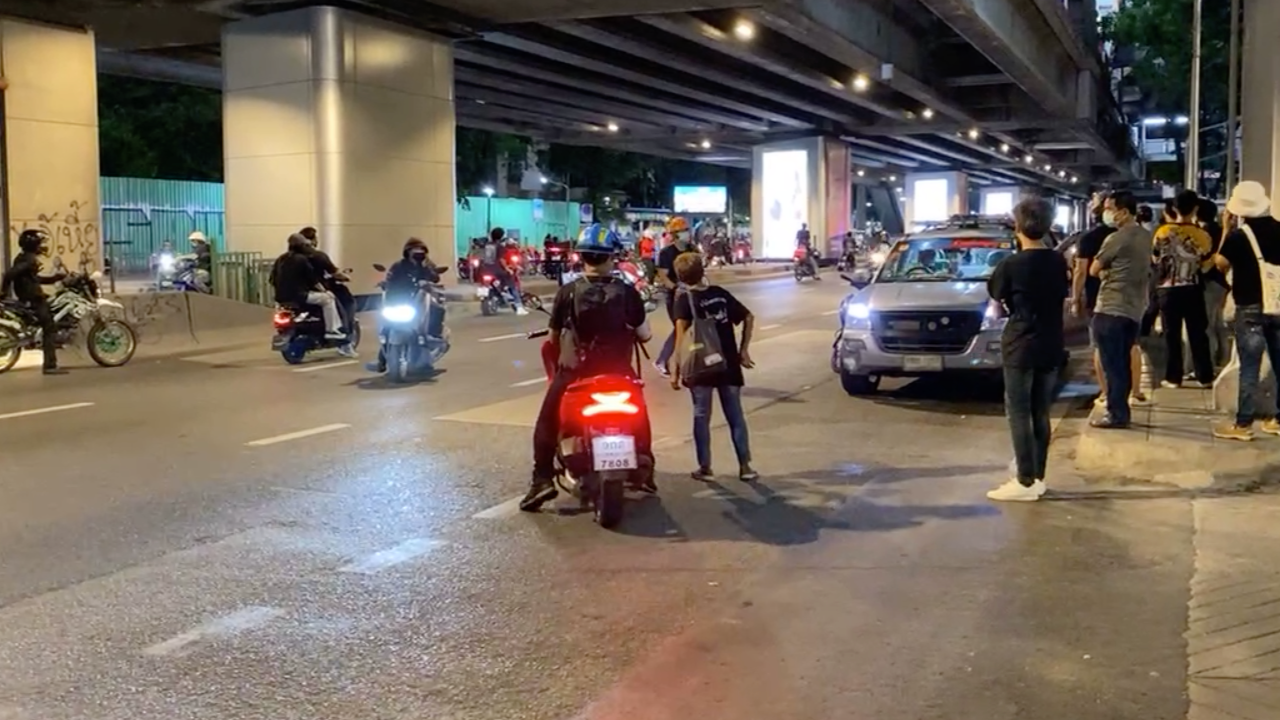 ม็อบ ไม่ยอมเลิก รวมตัวใต้สถานีรถไฟฟ้าอนุสาวรีย์ชัยฯ ตร.กระชับพื้นที่แล้ว