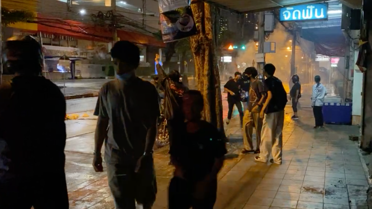 เปิดจราจร "อนุสาวรีย์ชัยฯ มุ่งหน้า พญาไท" ม็อบยังอยู่ ซอยรางน้ำ ยิงพลุ