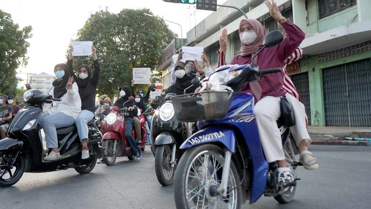 คนยะลาร่วมคาร์ม็อบ เคลื่อนขบวนทั่วเมือง บีบแตร ชูป้ายไล่ "นายกฯ"