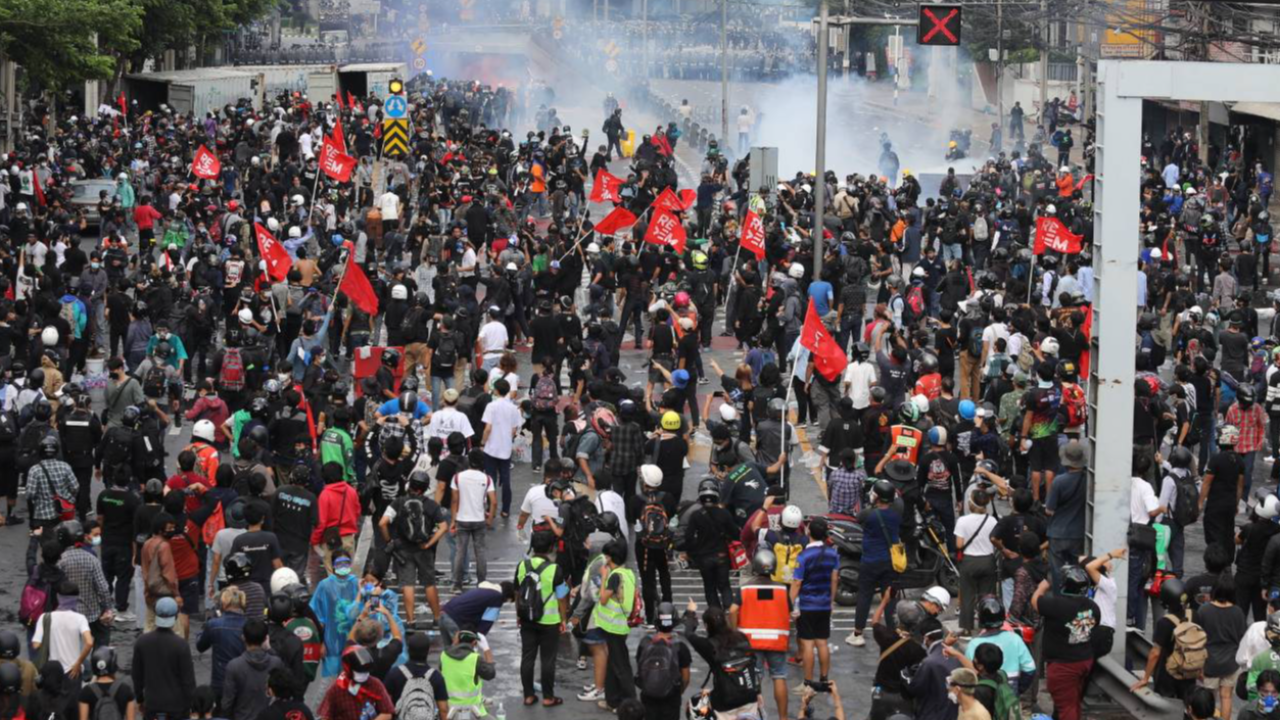 เปิดไทม์ไลน์ เดือด! เหตุการณ์ม็อบ 7 สิงหา สามเหลี่ยมดินแดง 