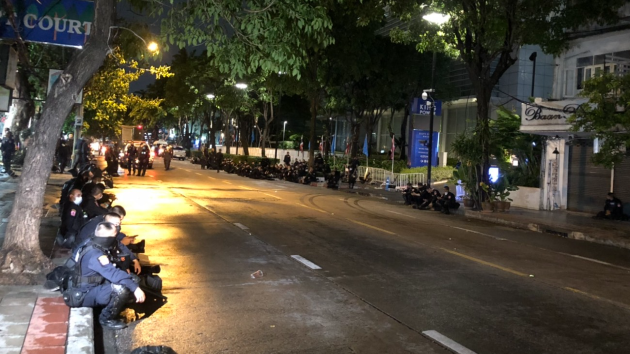 ม็อบปลดแอกบริเวณซอยรางน้ำยุติการชุมนุมแล้ว กลับบ้านก่อนเวลาเคอร์ฟิว