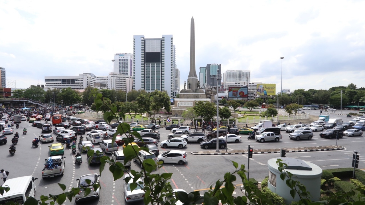 ผู้ชุมนุม ม็อบ 7 สิงหา รวมตัวอนุสาวรีย์ชัยสมรภูมิ การจราจรบางจุดถูกปิดแล้ว