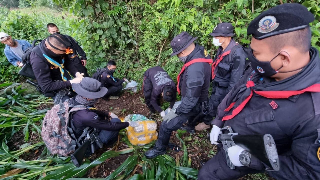 กกล.ผาเมือง ปะทะเดือดแก๊งค้ายาบ้า ก่อนยึดได้ 6 แสนเม็ด ฝิ่น 8 กิโล