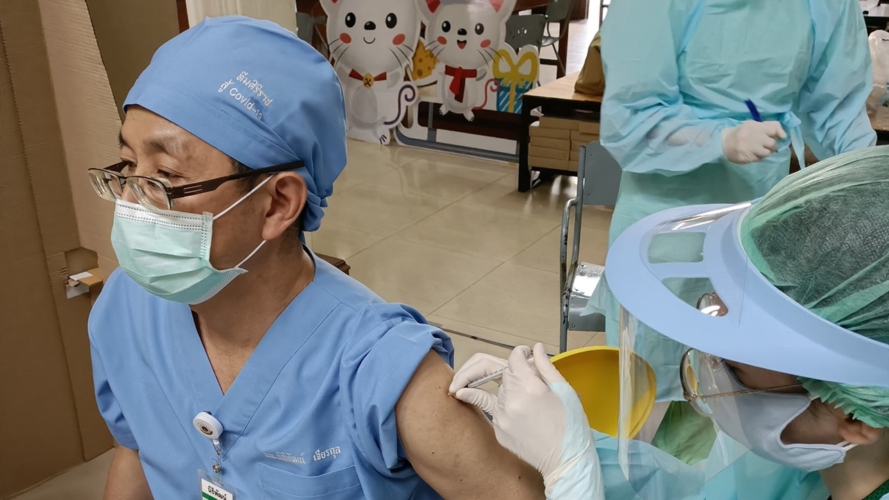 หมอนิธิพัฒน์ รีวิวอาการหลังด่านหน้าได้รับการฉีดวัคซีนไฟเซอร์ บูสต์เข็ม 3