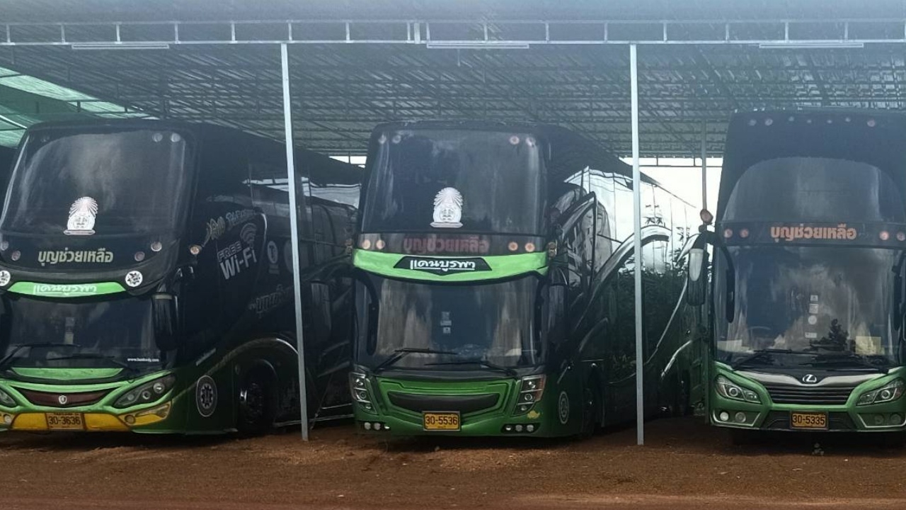 นักข่าวไทยรัฐใจป้ำ จัดรถทัวร์ สนับสนุนภารกิจรับส่งผู้ป่วยโควิดกลับบ้าน (คลิป)