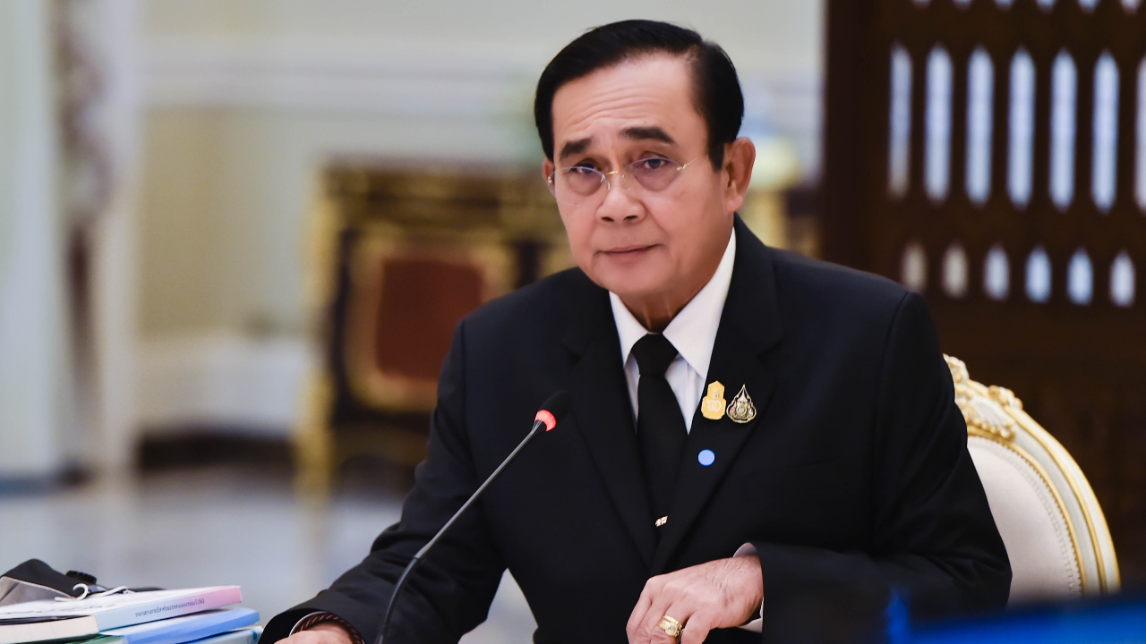 นายกฯ ส่งตัวแทน นำกระเช้าเยี่ยมตำรวจบาดเจ็บ จากเหตุคุมม็อบ 7 สิงหาคม