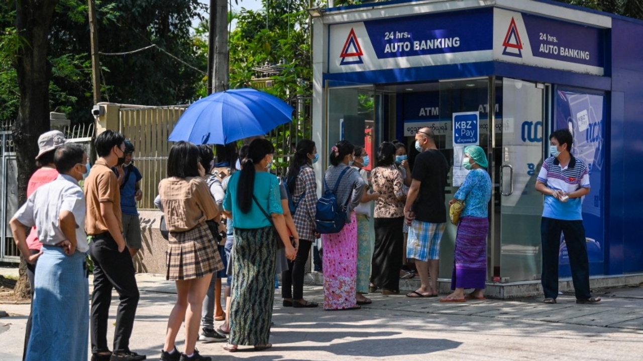 เมียนมาเผชิญวิกฤติการเงิน ขาดแคลนธนบัตร ปชช.แห่กดเงิน