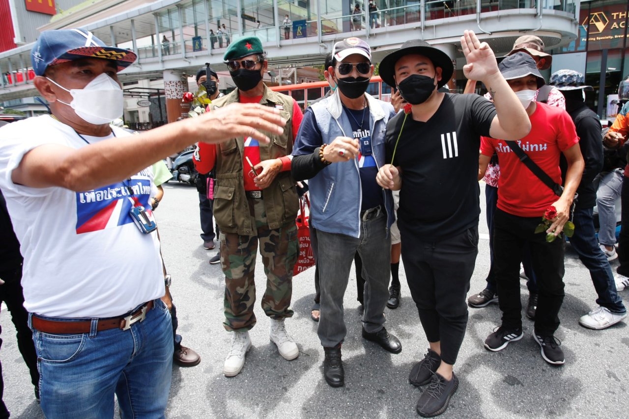 ไฮโซลูกนัท นำคาร์ม็อบ บีบแตร ชู 3 นิ้วไล่นายกฯ วนแยกราชประสงค์-ทองหล่อ