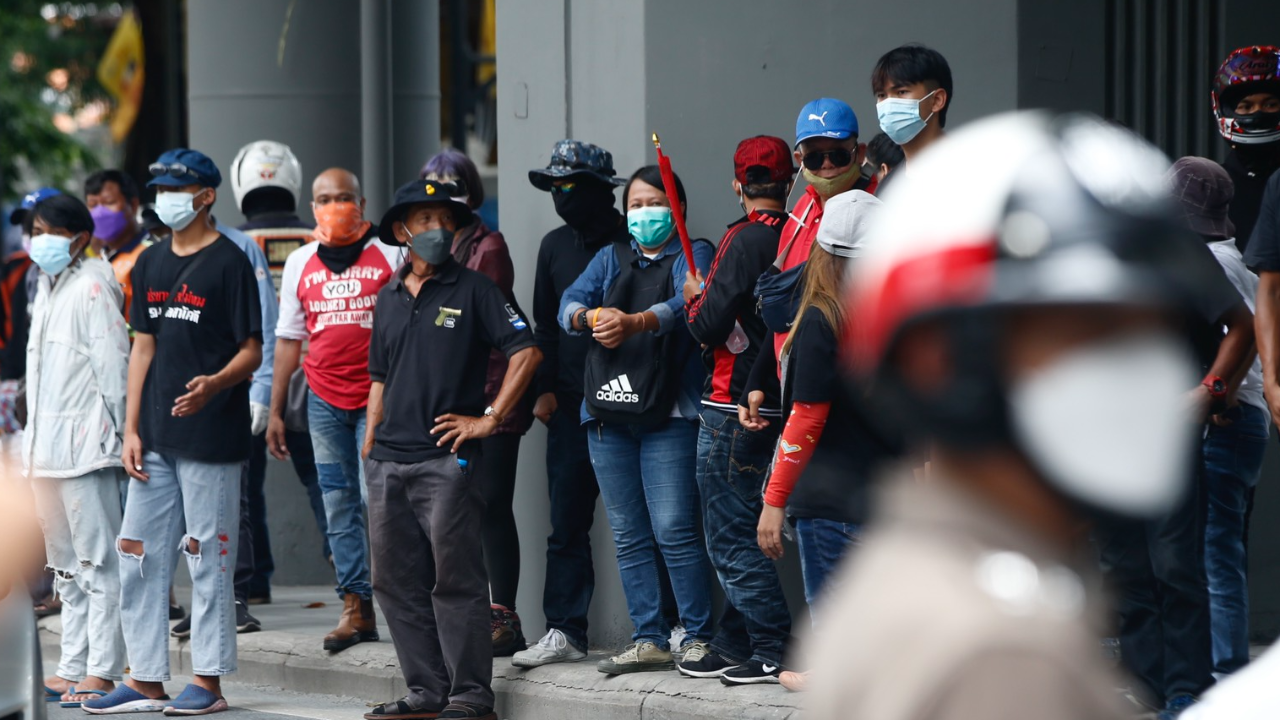 ม็อบยังรอ "เพนกวิน" อยู่สำนักงานตำรวจแห่งชาติ แต่บางส่วนไปกับคาร์ม็อบแล้ว