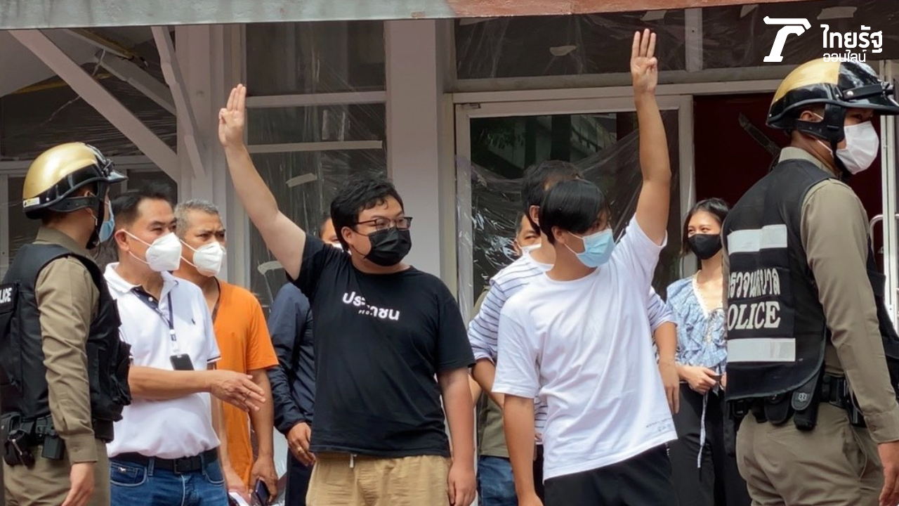 นำตัว "เพนกวิน" พร้อมเพื่อนอีก 3 คน ไป สภ.คลอง 5 แล้ว คาดได้ประกันตัววันนี้ (คลิป)