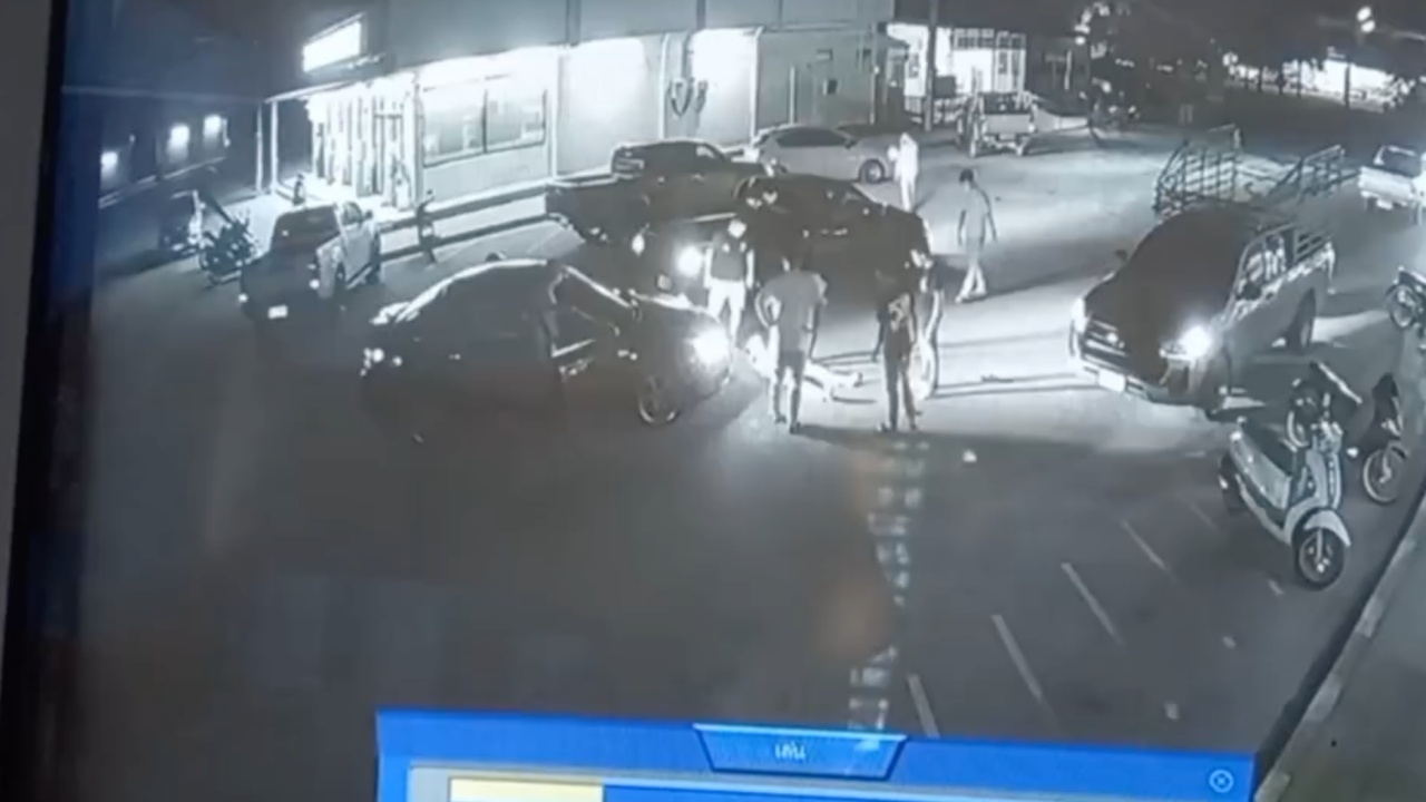 แก๊งโจ๋สุดกร่าง รุมกระทืบหนุ่มคู่กรณี 10 ต่อ 1 ประกาศตัวเป็นลูกตำรวจ 