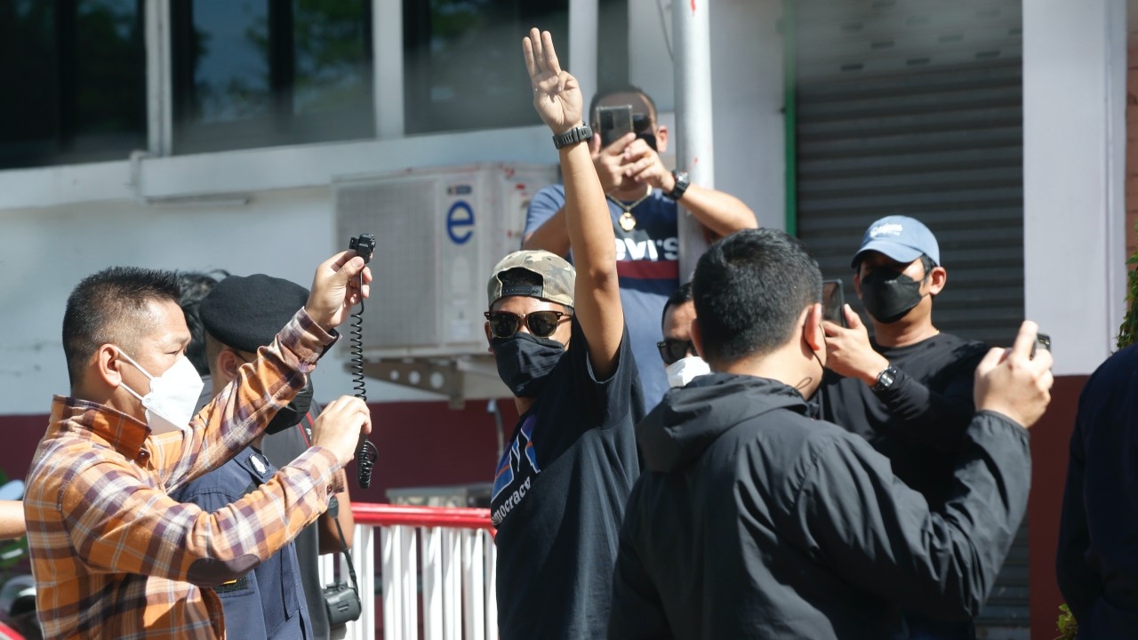 ไผ่ ดาวดินกับพวก 4 คน มอบตัว สน.ทุ่งสองห้อง ตามหมายจับกรณีม็อบ 3 ส.ค. (คลิป)