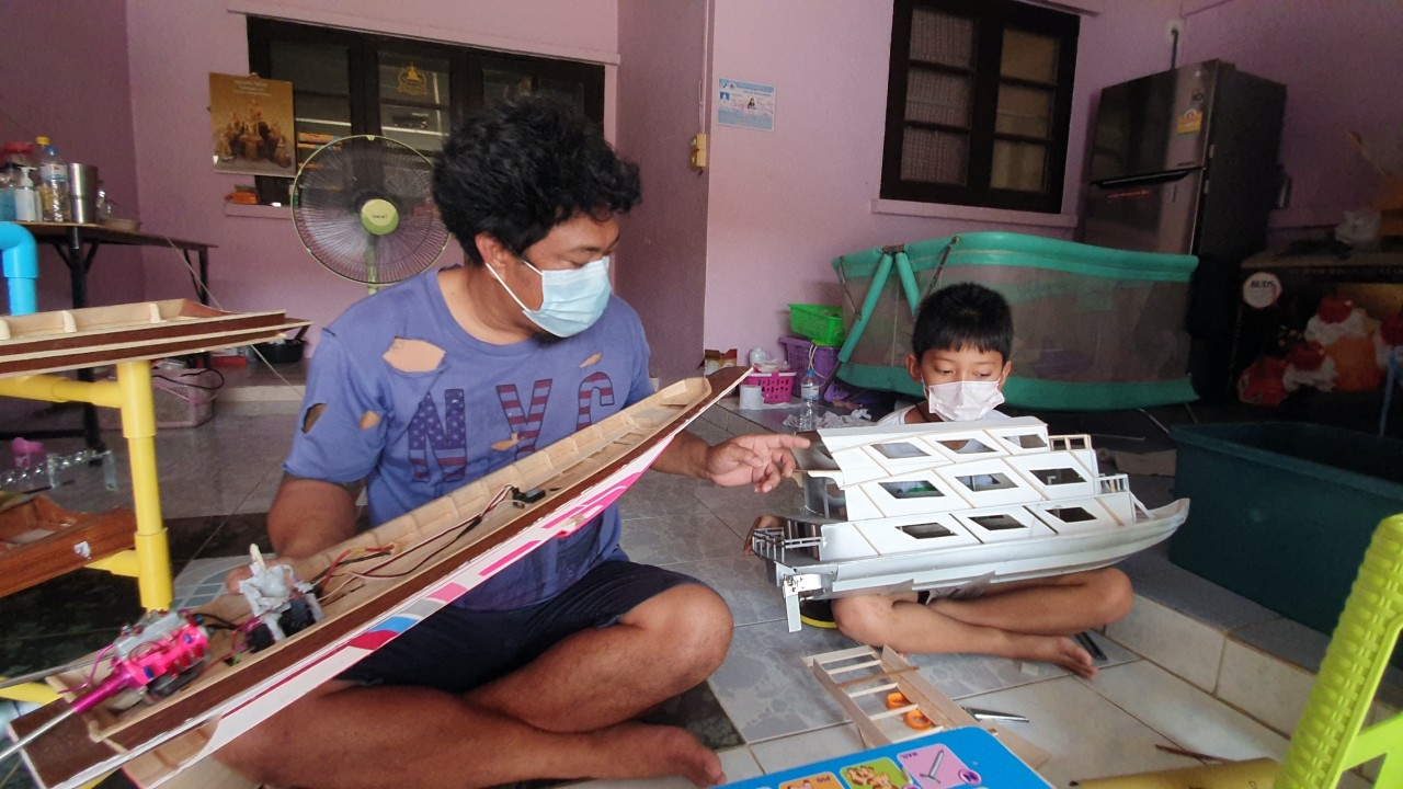 หนุ่มปทุมใช้วันว่าง ทำเรือไม้หางยาวบังคับวิทยุ หารายได้แก่ครอบครัว (คลิป)