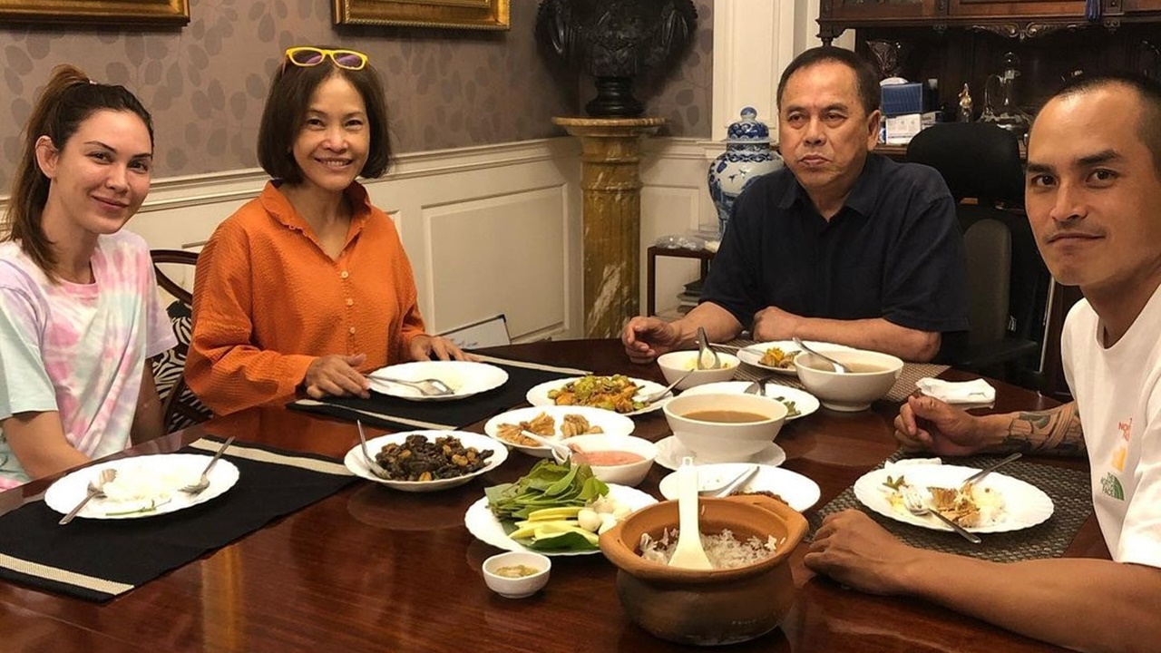 สงกรานต์ โพสต์ภาพอบอุ่นพร้อมหน้าพ่อแม่และ แมท ภีรนีย์ ถูกถามเมื่อไหร่แต่ง