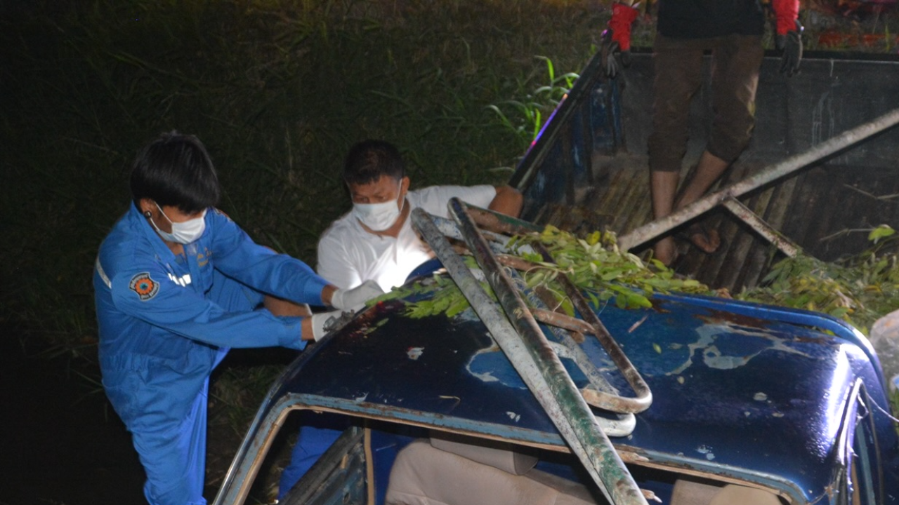 สลด ลุงขับกระบะ เสยท้ายพ่วง เสียหลักอัดตอม่อข้างทาง ดับคาซากรถ