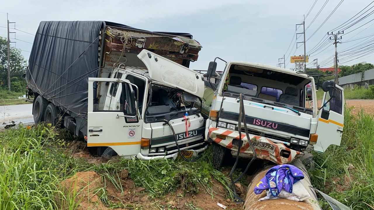 รถบรรทุกเสียหลักชนกันที่สงขลา เจ็บ 3 รายติดคารถ 2 กู้ภัยงัดร่างนำส่ง รพ.